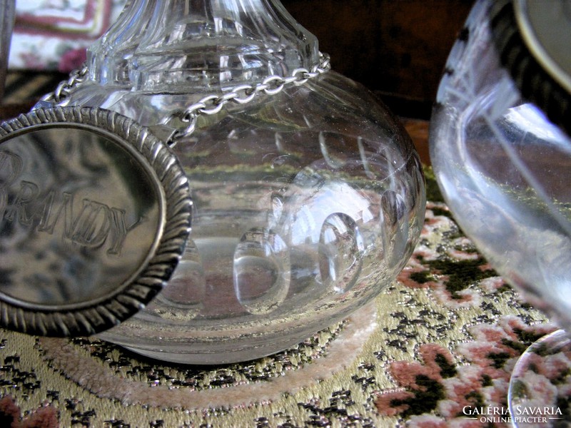Antik, csiszolt üveg, kristály és festett italos palackok, ezüstözött címkével, darabonként is