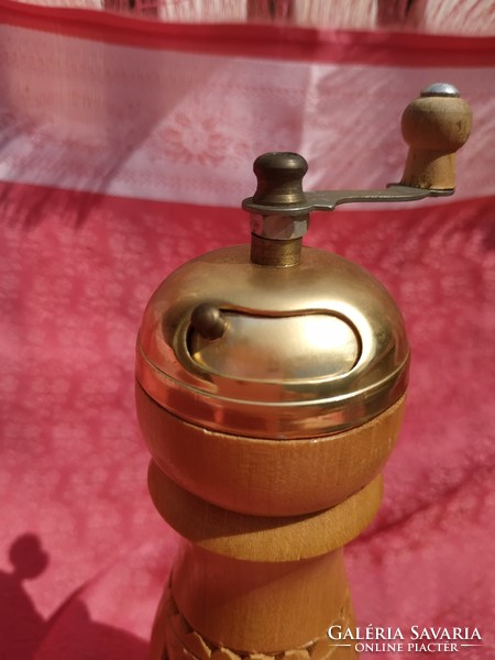 Wooden desktop pepper grinder