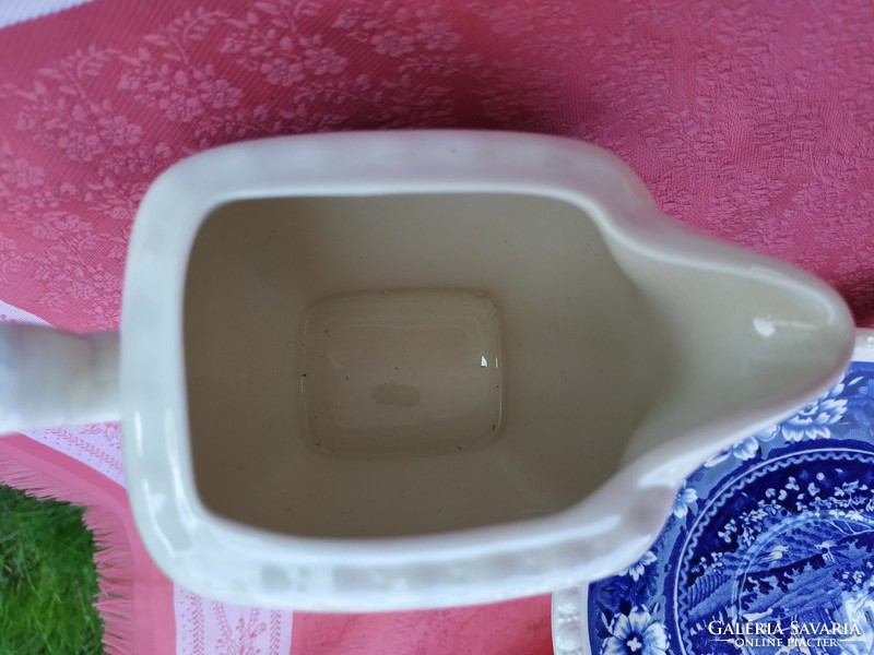 Rusticana tejszínes jelenetes porcelán kiöntő kistányérral