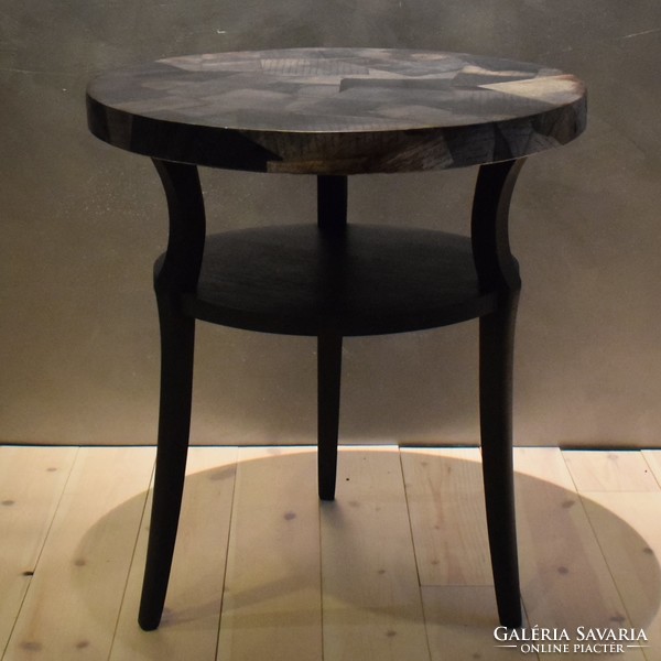 Kerek antik vintage loft stílusú kisasztal, fekete, viaszos fényű, dekopázs lappal