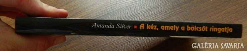 Amanda Silver : A kéz, amely a bölcsőt ringatja