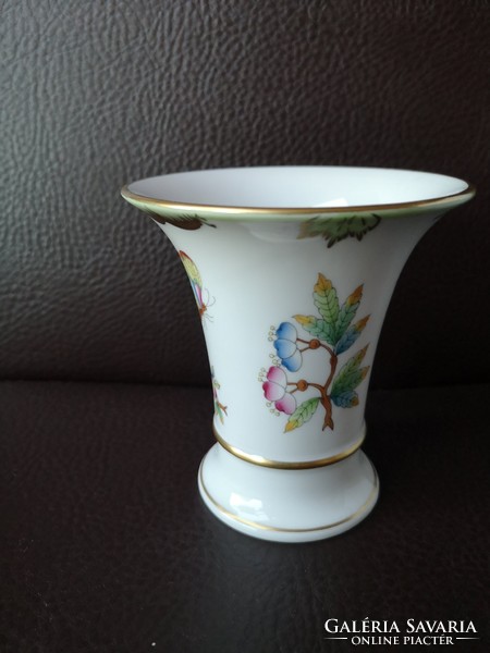 Herend's viktória/vbo vase is small