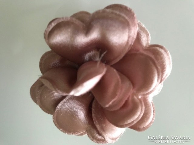 Rózsa alakú bross selyemből halvány púder színben, 6 cm átmérő