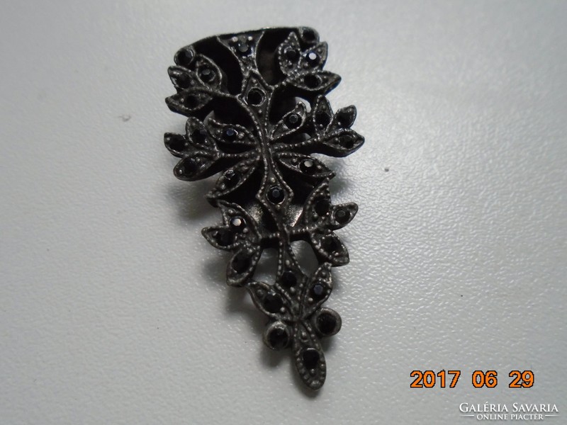 Antik ötvösmunka,csíptetős,áttört filigrán virágmintás ruha ékszer,apró fekete kövekkel