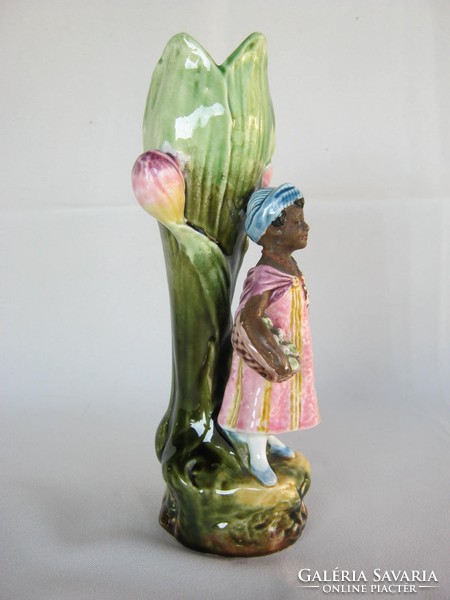 Figurális majolika váza