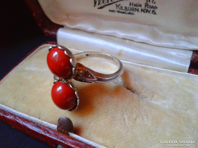 Antique uncas gold-plated silver ring. Raw diamond and coral stone.