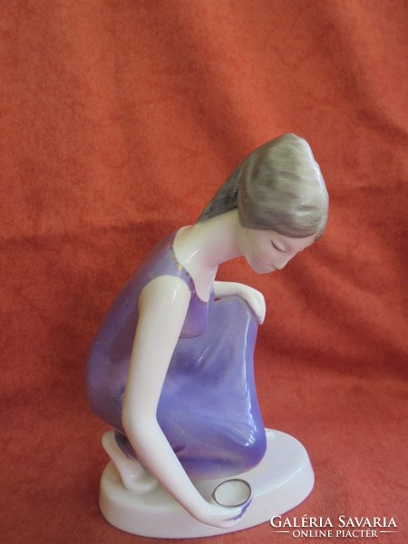 Hollóházi porcelán vizet merítő lány figura