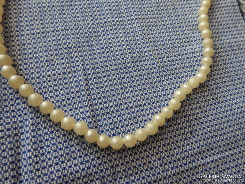 Fehér régi műanyag  gyöngysor nyaklánc