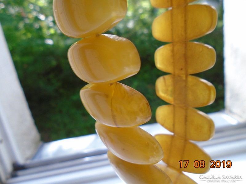 Régi Borostyán  karkötő nagy ovális lapos gyöngyökből