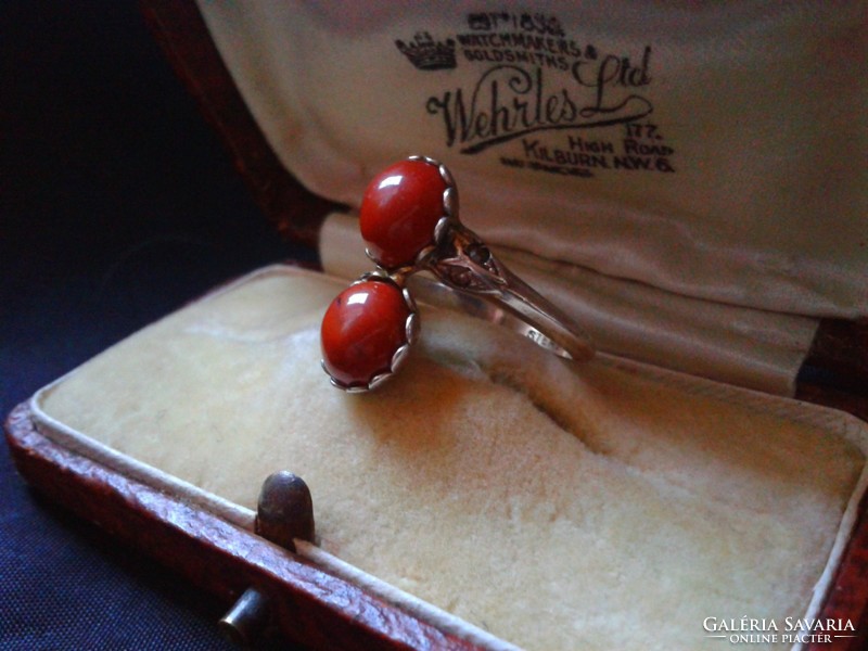 Antique uncas gold-plated silver ring. Raw diamond and coral stone.