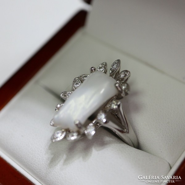 Silver ring with pearl zirconia stones. New!