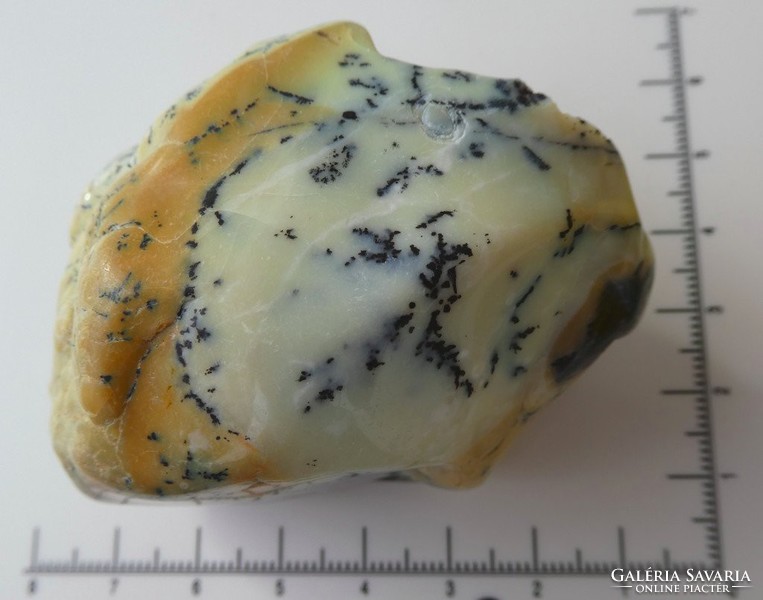 Természetes, közönséges Opál ásványdarab  dendrites mintákkal. 109 gramm