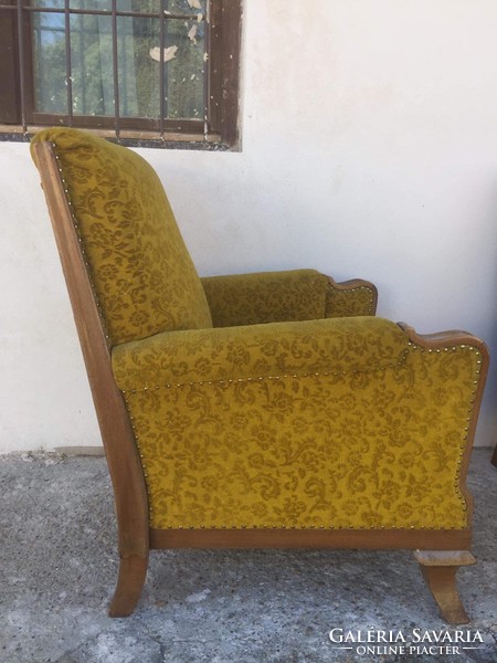 Különleges formájú fotel