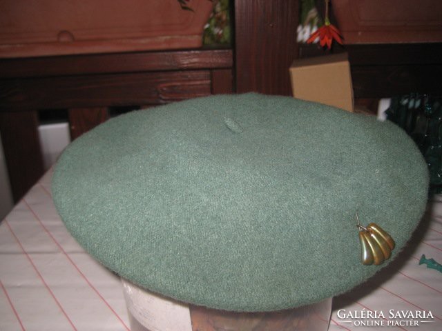 Oil green barret cap, made of 100% wool, with zsolnay eosin badge / 38 x 25 mm /