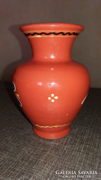 Kézzel festett kerámia váza jelzett
