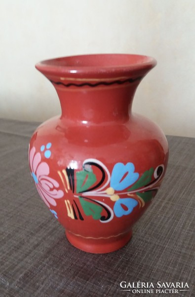 Kézzel festett kerámia váza jelzett