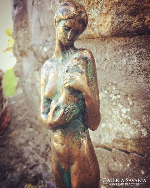 Anya gyermekével bronz szobor