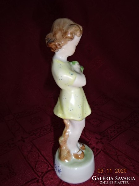Zsolnay porcelán, antik figura, kislány virágcsokorral. Magassága 14 cm. Vanneki!