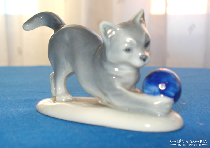 Gombolyaggal játszó porcelán macska 