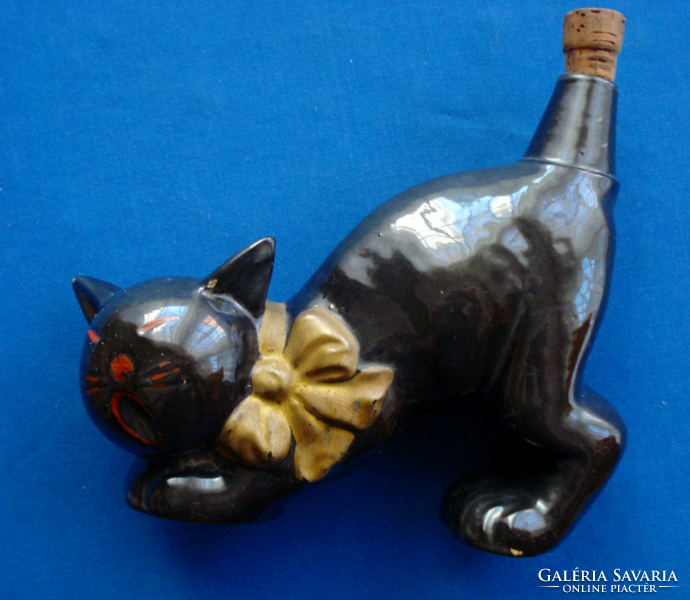 Ásító, nyújtózkodó macska alakú likőrös vagy pálinkás palack