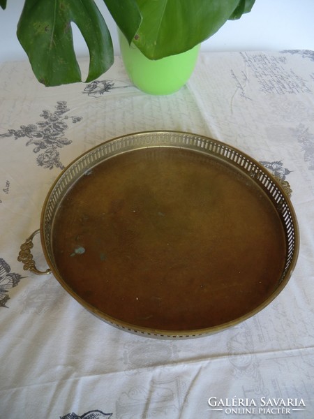 Tálca sárgaréz 32 cm átmérővel áttört oldallal, finom metszetekkel vésett minták benne
