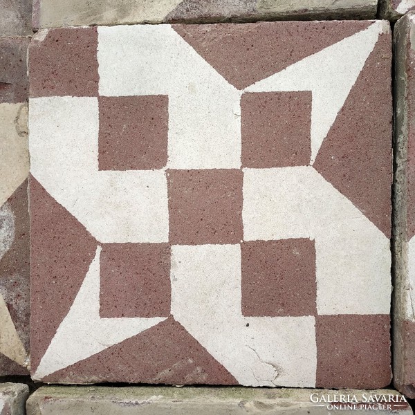 Színes fehér-bordó geometrikus mintájú régi cementlap