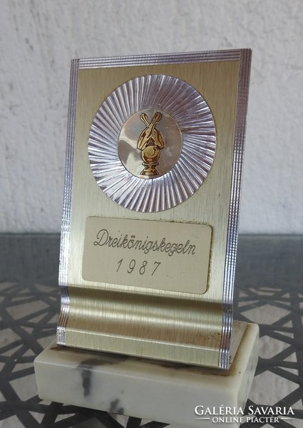 Dreikönigskegeln 1987 award on a marble plinth