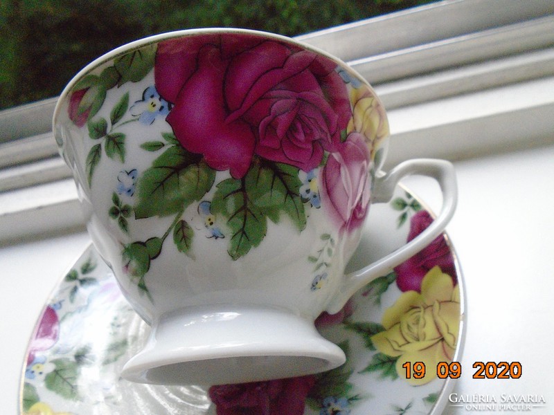 Látványos rózsákkal talpas csésze alátéttel