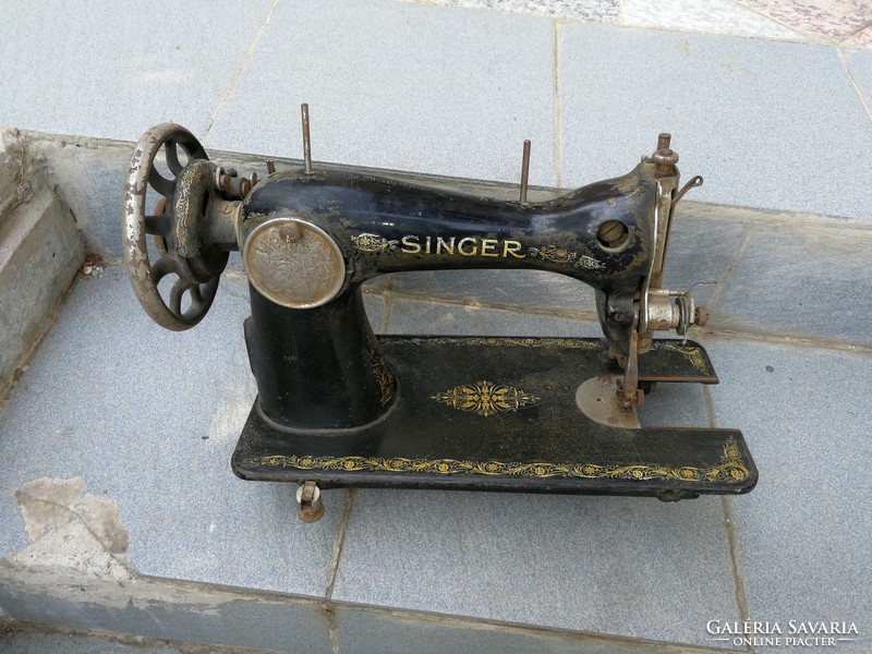 Singer sewing machine, in the condition shown in the photo. Shop window, store, fashion store, tailor, shop by the meter for decoration