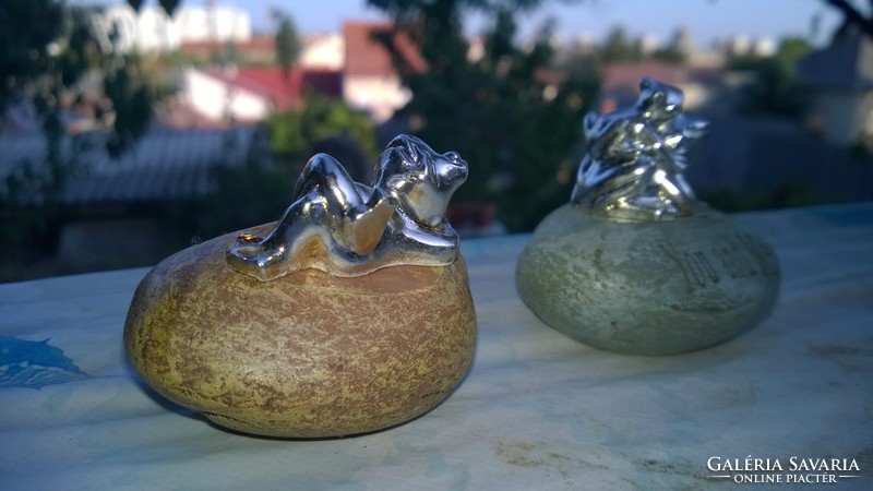 Szerelmes békák,napozó béka -figura "kövön"