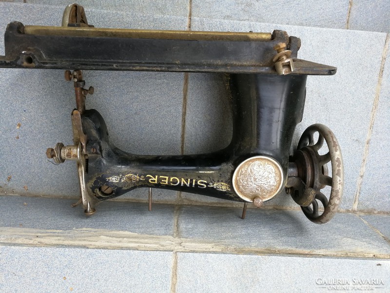 Singer sewing machine, in the condition shown in the photo. Shop window, store, fashion store, tailor, shop by the meter for decoration