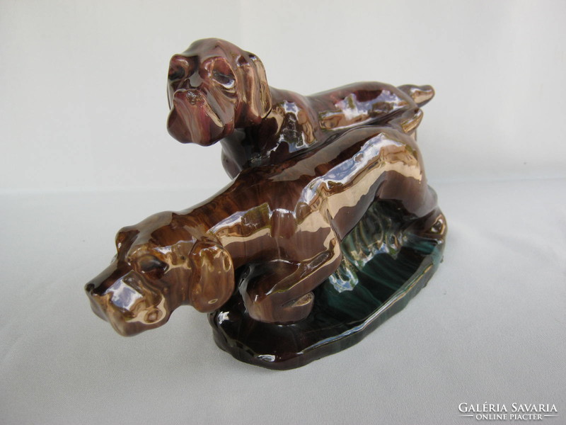 Hop ceramic sniffing hunter dog couple