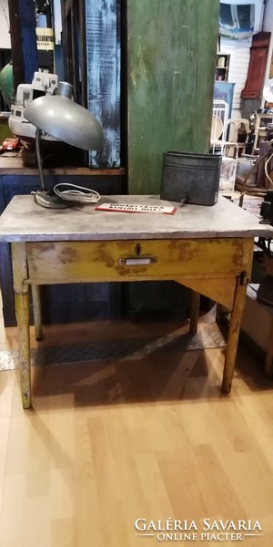Varróasztal, régi kopottas sárga asztal, kis asztal, loft, industrial, vintage
