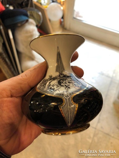 Jurcsák László , hollóházi porcelán váza, 11 cm-es, hibátlan darab.