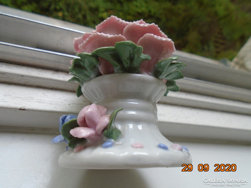 Capodimonte stílusban kézzel készült, kézzel festett rózsa szirom gyertyatartó