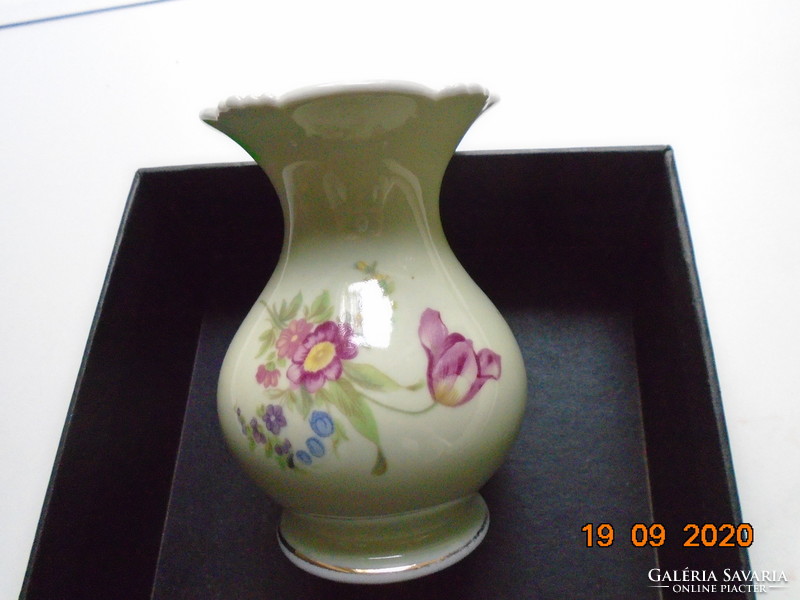 Antik kézzel festett Metzler-Ortloff virágmintás halvány zöld mázas váza