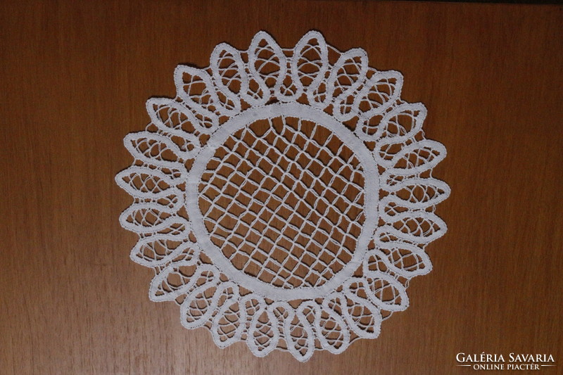 Beaten lace tablecloth, circular. Demanding needlework