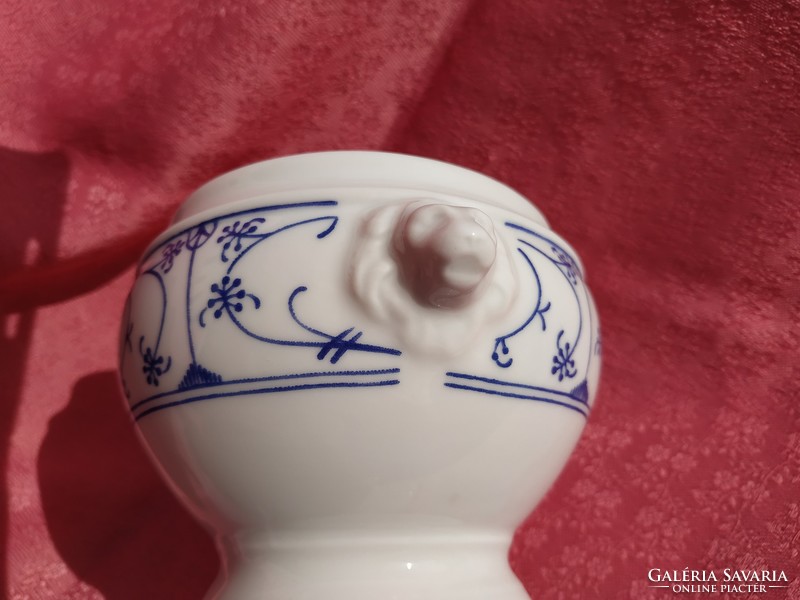 Immortelle pattern, lion's ear porcelain centerpiece, offering