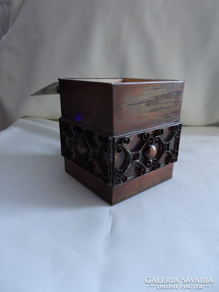 Szép díszítésű iparművész  kis bronz doboz.