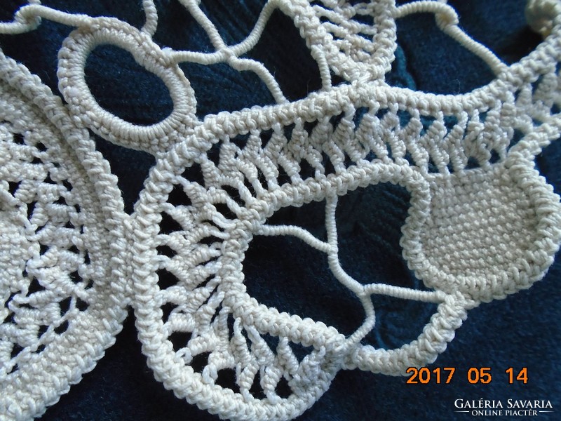 POINT LACE terítő stilizált virágmintával 22 x 21 cm  (15)