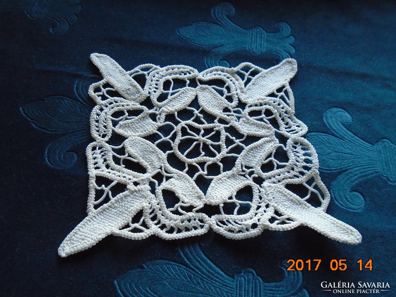 POINT LACE terítő telített virágmintával 22 x 22 cm (19)