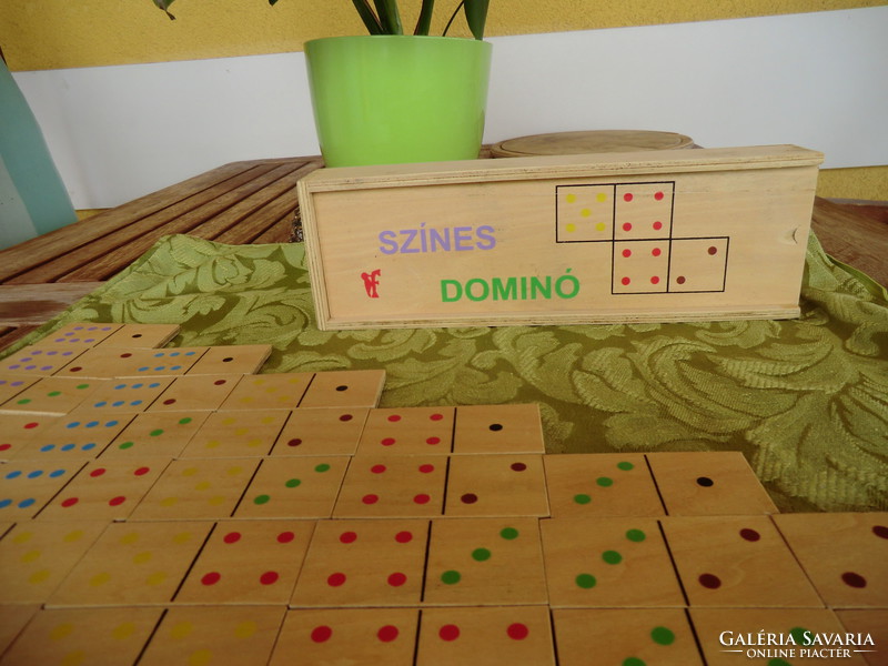 Színes Montessori  fa dominó 7-ig 28 darabos, a dominó 3,5x7x0,5 cm, a doboz 27x8,5x4 cm