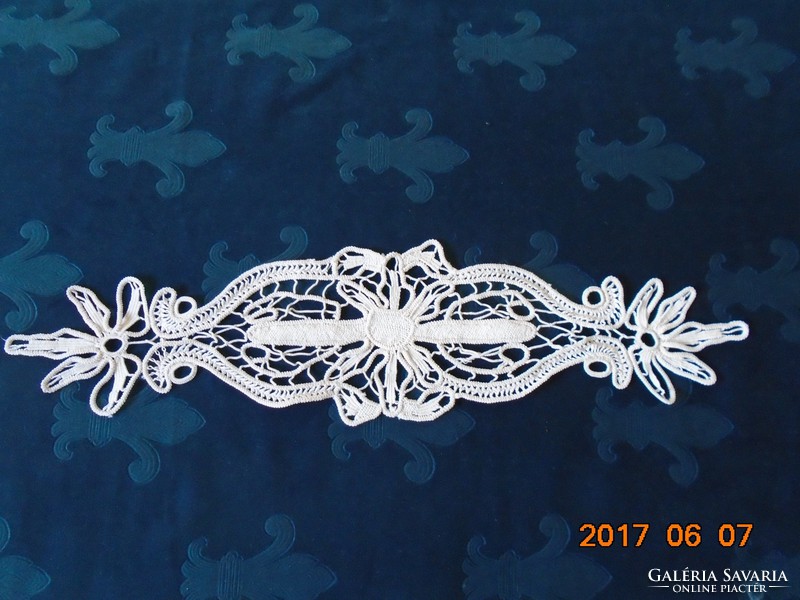 POINT LACE terítő virágmintával  54 x 13 cm