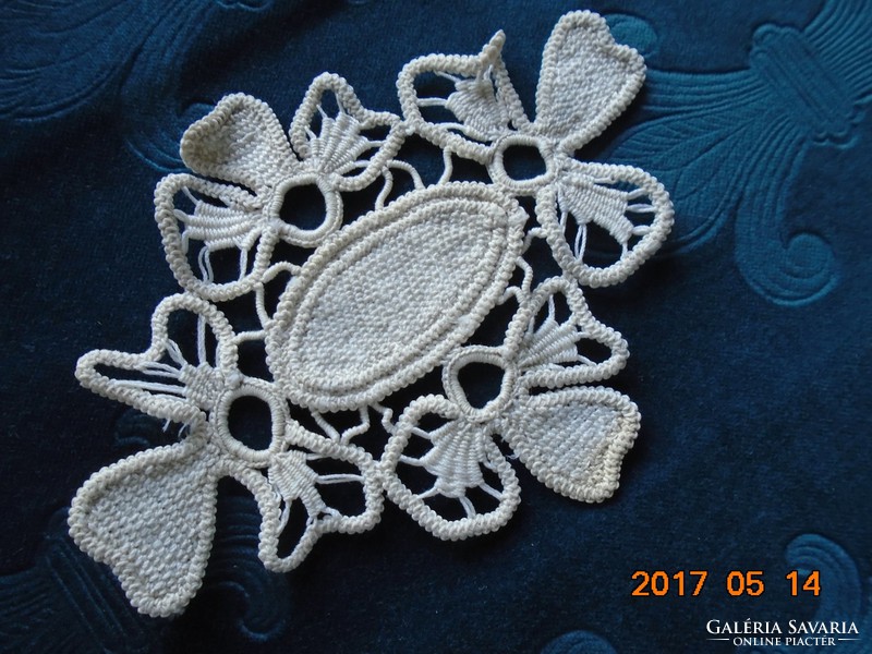 POINT LACE  kis terítő virág és ovál mintával 16 x 12 cm  (20)