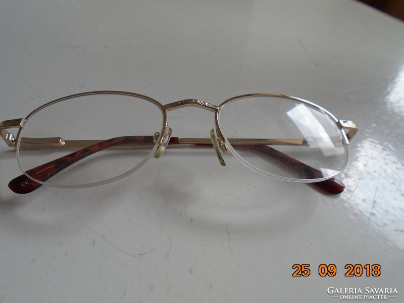 Stylish glasses frame with raised leaf patterns