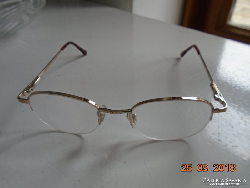 Stylish glasses frame with raised leaf patterns
