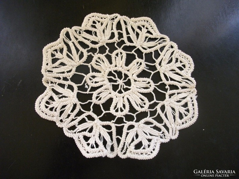 POINT LACE terítő virág és levél mintával 17 x 17 cm  (10)