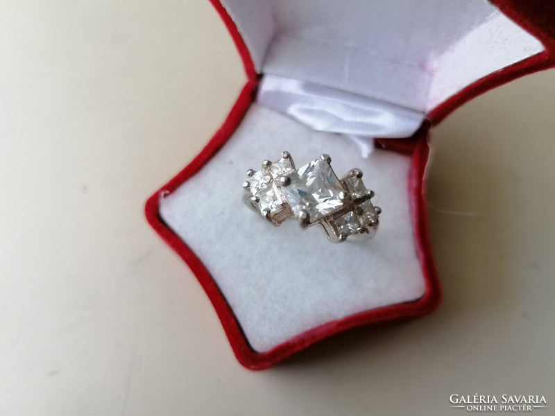 Ezüst gyűrű cirkonkövekkel díszítve 925 