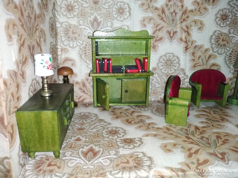 Antik babaház-szekrény, kis szekrény bútorok nelkul