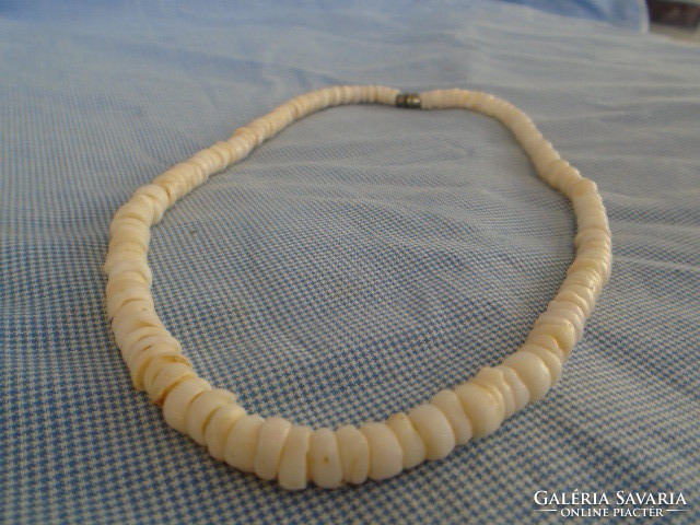 White agates are considered a powerful amulet for those whose professional activities are life-threatening -
